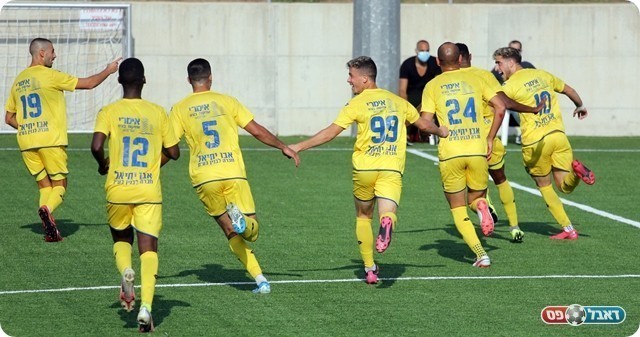 שחקני אשדוד חוגגים עם חתוכה (לירן דורף)